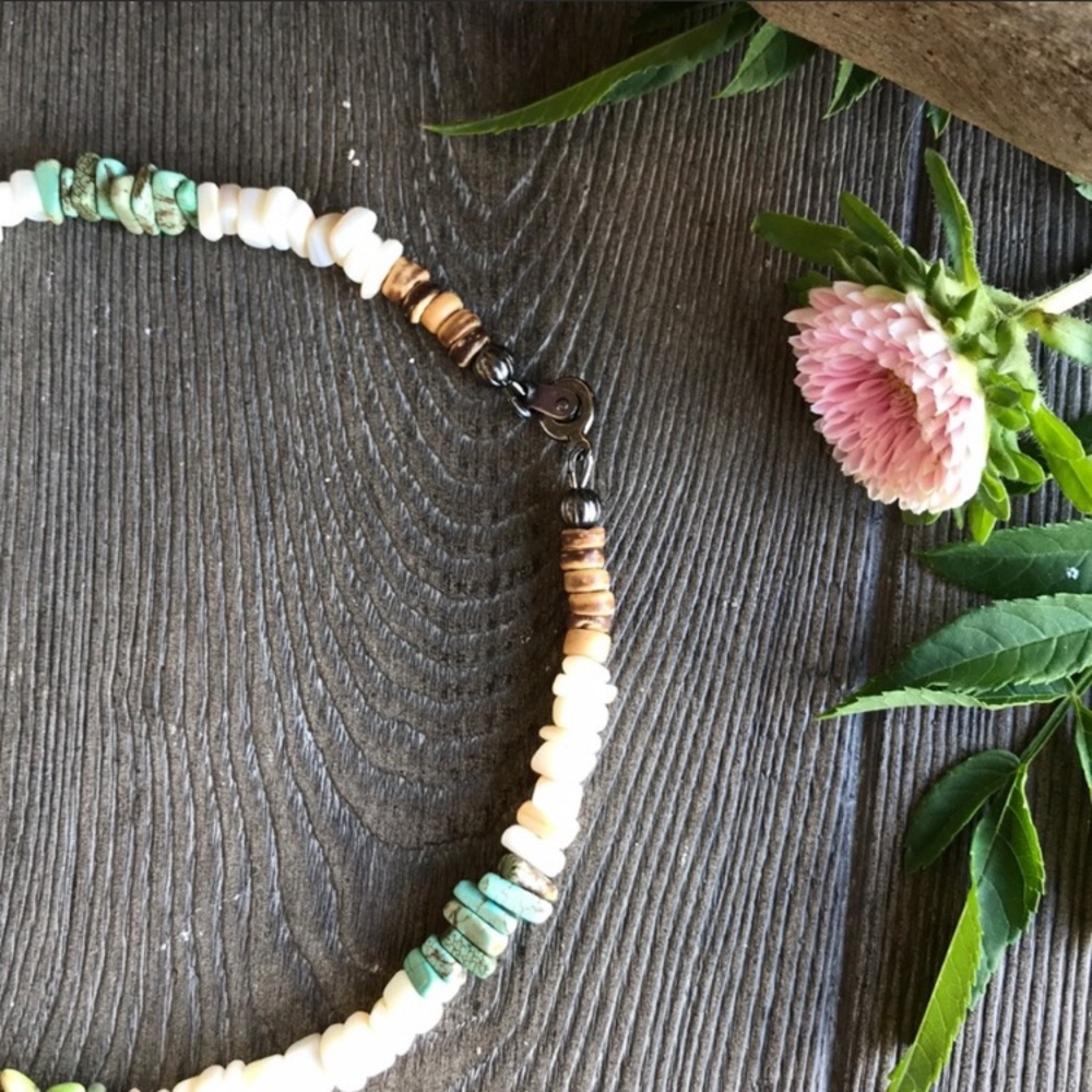 🌻Beautiful Handmade Sea Shell Necklace🌻 - Picture 3 of 8